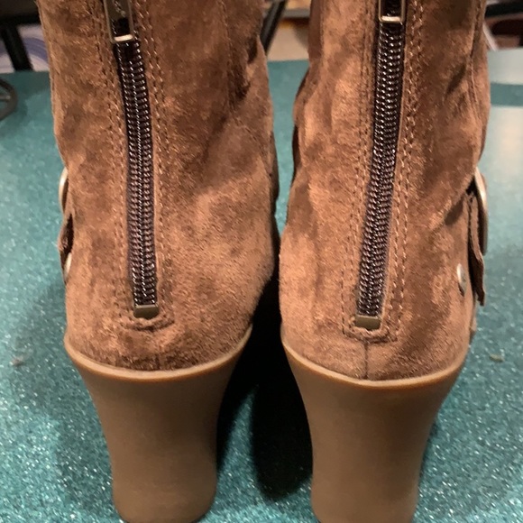 UGG boots size 8 3" inch . Not Wide.  Regular Width. - Picture 3 of 7